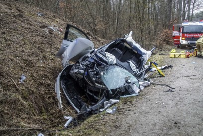 Boeblingen: PKW fliegt auf B464 von einer Bruecke