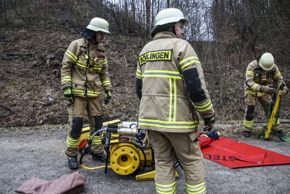 Boeblingen: PKW fliegt auf B464 von einer Bruecke
