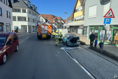 Wolfschlugen: VW Kaefer Cabrio brannte 