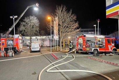 Stuttgart: Brand bei Schreinerei 
