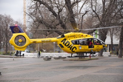 ADAC Luftrettung landet mit Rettungshubschrauber vor Stuttgarter Oper