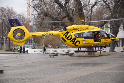 ADAC Luftrettung landet mit Rettungshubschrauber vor Stuttgarter Oper
