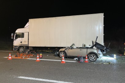 Metzingen: Mini faehrt unter LKW