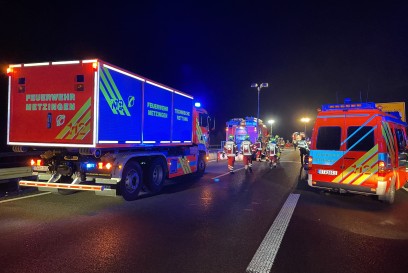 Metzingen: Mini faehrt unter LKW