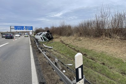 Korntal-Muenchingen: Umgekipptes Fahrzeug fuehrt zu Vollsperrung