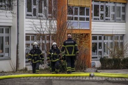 Sindelfingen: Brand im Hort der Sommerhofenschule sorgt fuer Grosseinsatz der Feuerwehr