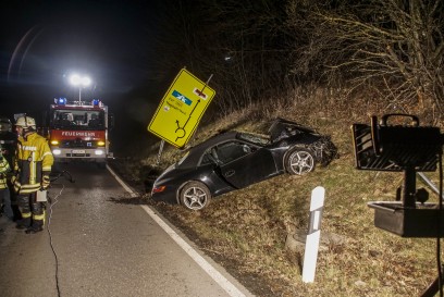 Magstadt: Porsche kommt von der Fahrbahn ab und kracht gegen ein Verkehrsschild