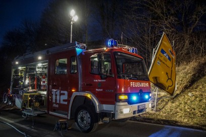 Magstadt: Porsche kommt von der Fahrbahn ab und kracht gegen ein Verkehrsschild