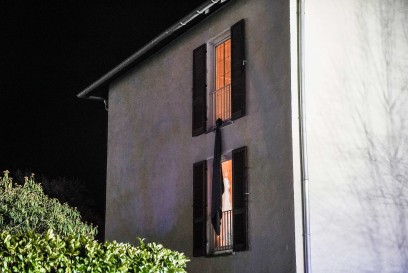 Esslingen: Kellerbrand sorgt fuer starke Rauchentwicklung - Personen ueber Drehleiter gerettet