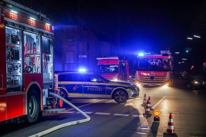 Esslingen: Kellerbrand sorgt fuer starke Rauchentwicklung - Personen ueber Drehleiter gerettet
