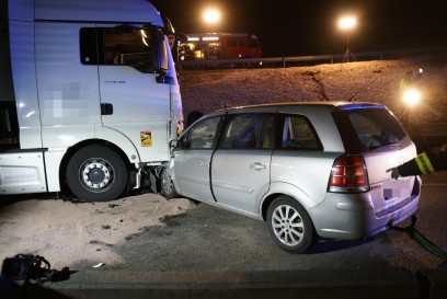 Muehlhausen A8: Betrunkener faehrt als Geisterfahrer frontal in einen LKW - Vier Hunde Schwerverletzt, einer davon Toedlich