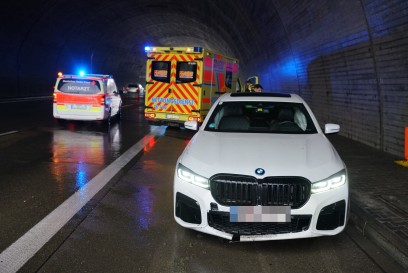 Aichelberg A8: PKW kommt von Fahrbahn ab und prallt gegen Tunnel
