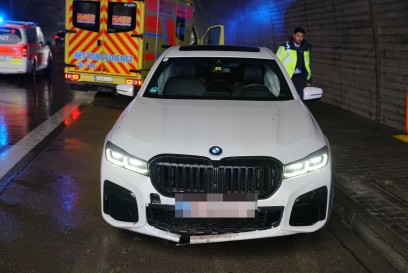 Aichelberg A8: PKW kommt von Fahrbahn ab und prallt gegen Tunnel