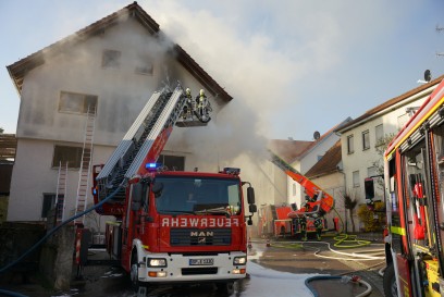 Schlat: Gebaeude in Vollbrand - Rettungskraefte mit ueber 120 Einsatzkraeften vor Ort