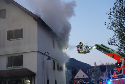 Schlat: Gebaeude in Vollbrand - Rettungskraefte mit ueber 120 Einsatzkraeften vor Ort