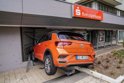 Ostfildern-Nellingen: Senior verwechselt wohl Gas mit Bremse und landet in der Sparkasse