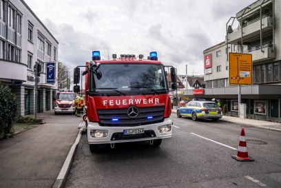 Ostfildern-Nellingen: Senior verwechselt wohl Gas mit Bremse und landet in der Sparkasse