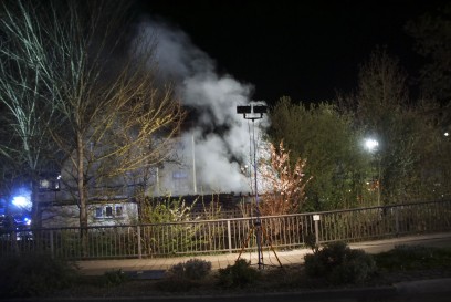 Waldenbuch: Holzunterstand von Reifenhandel brennt 