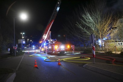 Waldenbuch: Holzunterstand von Reifenhandel brennt 