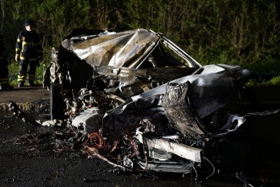 Goeppingen: Toedlicher Verkehrsunfall - Mercedes-AMG prallt gegen Brueckenpfeiler