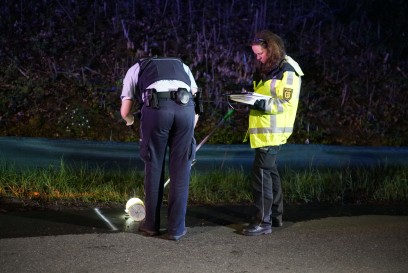Goeppingen: Toedlicher Verkehrsunfall - Mercedes-AMG prallt gegen Brueckenpfeiler