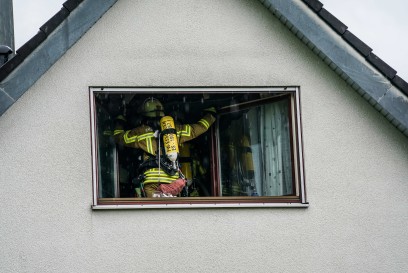Esslingen-Serach: Blitz schlaegt in Dach ein