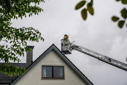 Esslingen-Serach: Blitz schlaegt in Dach ein