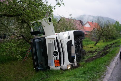 Muehlhausen Taele: Tanklaster kommt von Fahrbahn ab