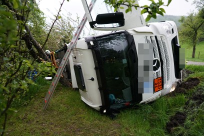 Muehlhausen Taele: Tanklaster kommt von Fahrbahn ab