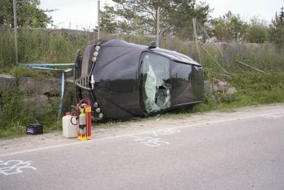 Moetzingen: PKW landet nach Unfall auf der Seite