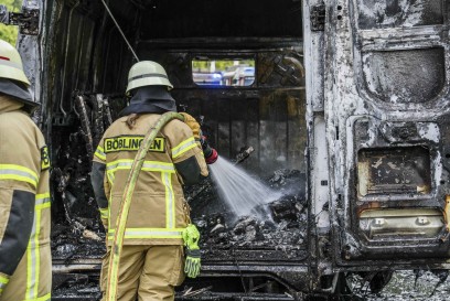Boeblingen: Transporter brennt vollstaendig aus - grosse Rauchentwicklung