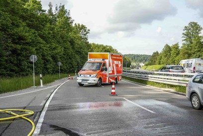 Boeblingen: Transporter brennt vollstaendig aus - grosse Rauchentwicklung