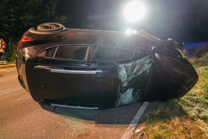 Ostfildern-Scharnhausen: Pkw ueberschlaegt sich