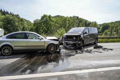 Leonberg: VW geraet in Gegenverkehr - mehrere Verletzte