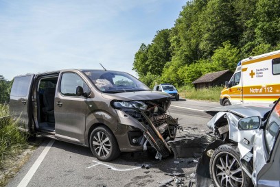 Leonberg: VW geraet in Gegenverkehr - mehrere Verletzte