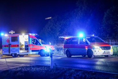 Nuertingen: BMW durchbricht Weidezaun und ueberschlaegt sich - Weidezaun bohrt sich in Beifahrerseite - Rettungshubschrauber im Einsatz