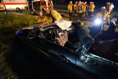 Nuertingen: BMW durchbricht Weidezaun und ueberschlaegt sich - Weidezaun bohrt sich in Beifahrerseite - Rettungshubschrauber im Einsatz