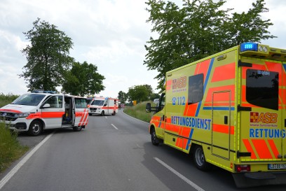 Schoenaich: Polo geraet auf die Gegenfahrbahn und kracht in VW BUS 
