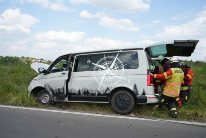 Schoenaich: Polo geraet auf die Gegenfahrbahn und kracht in VW BUS 