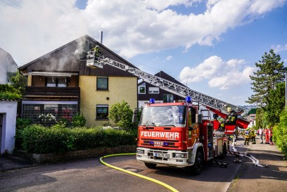 Wernau: Dachgeschosswohnung in Vollbrand – 2 Drehleitern im Einsatz