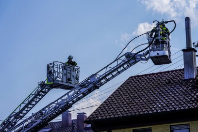 Wernau: Dachgeschosswohnung in Vollbrand – 2 Drehleitern im Einsatz