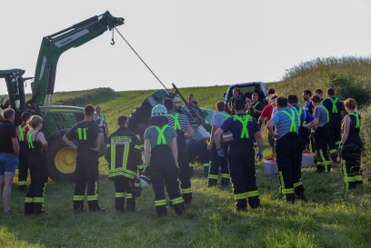Herrenberg-Hasslach: Traktor kippt um und begraebt den Fahrer unter sich