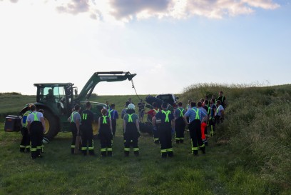 Herrenberg-Hasslach: Traktor kippt um und begraebt den Fahrer unter sich