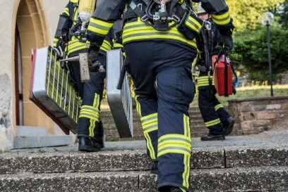 Deizisau: Feuerwehren ueben an der evangelischen Kirche 
