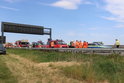 Korntal: Plane in Hochspannungsleitungen sorgt fuer Verkehrsbehinderung auf der A81