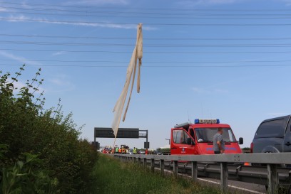 Korntal: Plane in Hochspannungsleitungen sorgt fuer Verkehrsbehinderung auf der A81