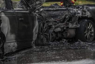 Leonberg: zwei Pkw brennen nach Auffahrunfall voellig aus