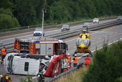 Reichenbach: Transporter kollidiert mit LKW - Rettungshubschrauber im Einsatz