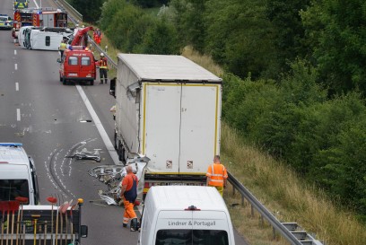 Reichenbach: Transporter kollidiert mit LKW - Rettungshubschrauber im Einsatz