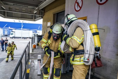 Esslingen-Sirnau: Feuerwehren und Rettungshundestaffel ueben bei Kiesel Bauchemie